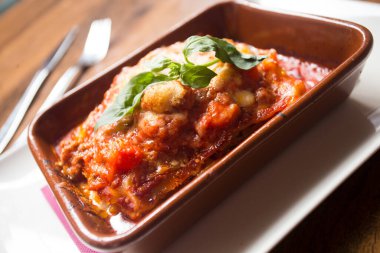 Lazanya bir makarna türüdür. Üst üste binen çarşaflarda, tatmak için katmanlar halinde sunuluyor, çoğunlukla bolonez soslu et ve beşamel şeklinde. Kökeni İtalyan 'dır ve genellikle etle hazırlanmış yemeğe fırında lazanya denir..