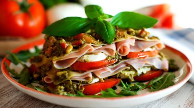 Pesto, jambon, mozzarella ve domatesli soğuk lazanya..