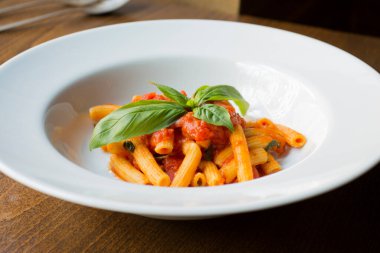 Makarna al pomodoro genellikle makarna, zeytinyağı, taze domates, fesleğen ve diğer taze malzemelerle hazırlanmış bir İtalyan yemeğidir. Kalın soslu bir tabaktan ziyade, hızlı ve hafif bir tabak olması gerekiyor. Pomodoro İtalyanca 