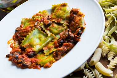 Makarna al pomodoro genellikle makarna, zeytinyağı, taze domates, fesleğen ve diğer taze malzemelerle hazırlanmış bir İtalyan yemeğidir. Kalın soslu bir tabaktan ziyade, hızlı ve hafif bir tabak olması gerekiyor. Pomodoro İtalyanca 