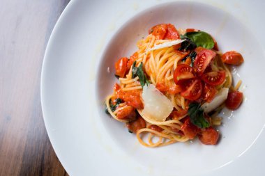 Erişte al pomodoro, makarna, zeytinyağı, taze domates, fesleğen ve diğer taze malzemelerle hazırlanmış bir İtalyan yemeğidir. Kalın soslu bir tabaktan ziyade, hızlı ve hafif bir tabak olması gerekiyor. Pomodoro İtalyanca 