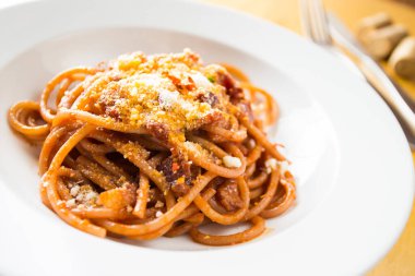 Erişte al pomodoro, makarna, zeytinyağı, taze domates, fesleğen ve diğer taze malzemelerle hazırlanmış bir İtalyan yemeğidir. Kalın soslu bir tabaktan ziyade, hızlı ve hafif bir tabak olması gerekiyor. Pomodoro İtalyanca 