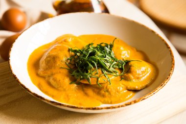 Ravioli ya da Raviol, farklı malzemelerden yapılmış ve genellikle kare şeklinde katlanmış bir İtalyan makarnası türüdür. Onlara bir çeşit sos eşlik ediyor, özellikle domates, tuko, pesto ya da krema.