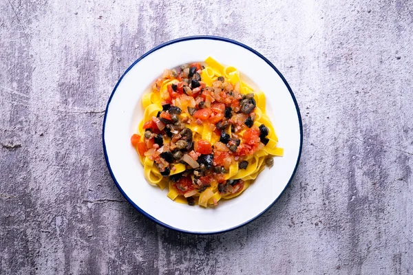Makaron Pomidorami Czarnymi Oliwkami Kaparami — Zdjęcie stockowe