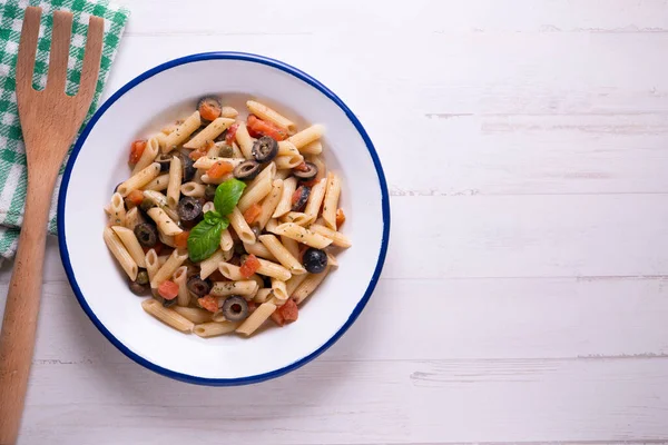 Παραδοσιακή Ιταλική Συνταγή Ζυμαρικών Μακαρόνια Ελιές Μαύρες Και Ντομάτα — Φωτογραφία Αρχείου
