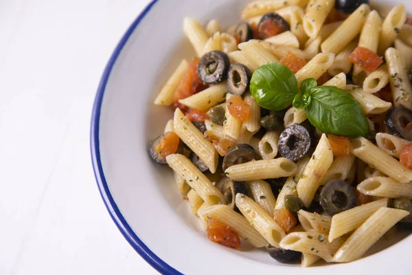 伝統的なイタリアのパスタレシピマカロニ ブラックオリーブ トマト — ストック写真