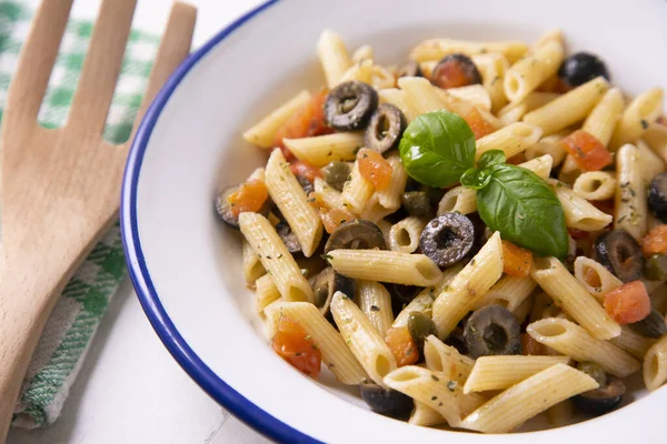 伝統的なイタリアのパスタレシピマカロニ ブラックオリーブ トマト — ストック写真