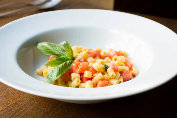 パスタ ポモドーロ Pasta Pomodoro パスタ オリーブオイル 新鮮なトマト バジルなどの新鮮な食材を使ったイタリア料理です 太めのソースをかけた料理ではなく あっさりとした一品であることを意味する — ストック写真