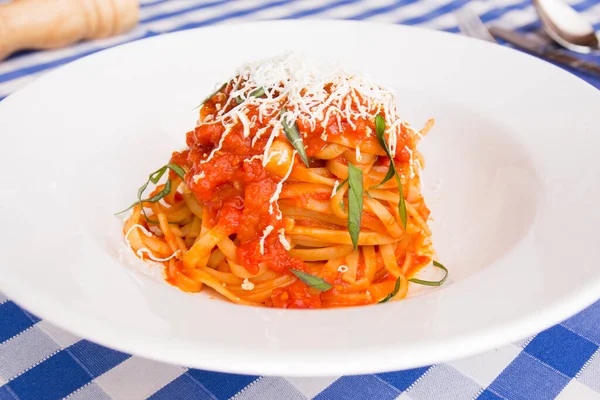 Noodles Pomodoro Een Italiaanse Maaltijd Typisch Bereid Met Pasta Olijfolie — Stockfoto