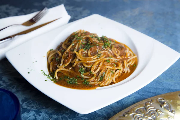 Noodles Pomodoro Een Italiaanse Maaltijd Typisch Bereid Met Pasta Olijfolie — Stockfoto