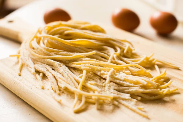 Massa Fresca Italiana Esparguete Artesanal Uma Placa Madeira — Fotografia de Stock