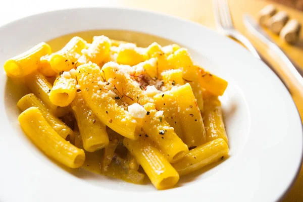 Italské Těstoviny Sýrovou Omáčkou Italské Restauraci — Stock fotografie