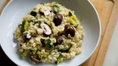 İtalyan pilavı tarifi mevsimlik mantar ve sebze kabak, domates ve granna padano peyniri gibi..