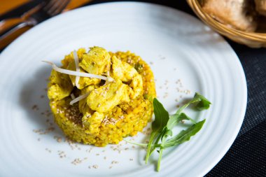 Tavuklu risotto. Risotto, pilava yavaş yavaş et suyu ve belirli risotto tariflerine göre değişen diğer malzemelerle birlikte yapılan geleneksel bir İtalyan yemeğidir..