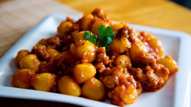Bolonez soslu Gnocchis. Gnocchi veya gnocchi, İtalyan makarnasının bir türüdür. Patates, un ve ricotta peynirinden yapılmışlar..
