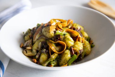 Patlıcan, kabak, domates, Gnocchi veya gnocchi gibi sebzeli Gnocchis bir İtalyan makarnasıdır. Patates, un ve ricotta peynirinden yapılmışlar..