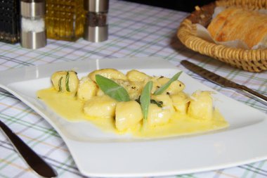 Peynir soslu Gnocchi. Gnocchi veya gnocchi, İtalyan makarnasının bir türüdür. Patates, un ve ricotta peynirinden yapılmışlar..
