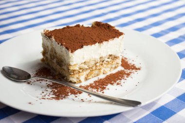 Tiramisu katmanlar halinde bir araya getirilmiş soğuk bir kektir. Kahve, çikolata tozu ve mascarpone bu İtalyan tatlısının ana malzemeleridir..