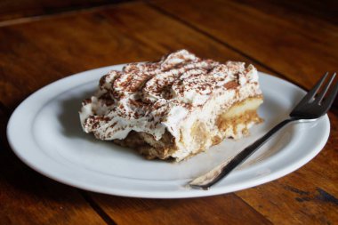 Tiramisu katmanlar halinde bir araya getirilmiş soğuk bir kektir. Kahve, çikolata tozu ve mascarpone bu İtalyan tatlısının ana malzemeleridir..