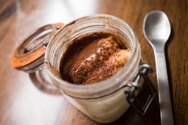 Tiramisu katmanlar halinde bir araya getirilmiş soğuk bir kektir. Kahve, çikolata tozu ve mascarpone bu İtalyan tatlısının ana malzemeleridir..