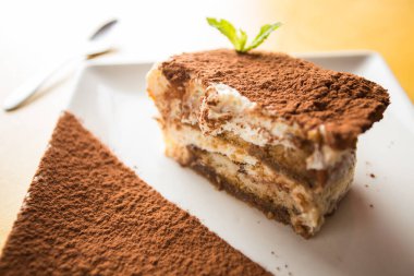 Tiramisu katmanlar halinde bir araya getirilmiş soğuk bir kektir. Kahve, çikolata tozu ve mascarpone bu İtalyan tatlısının ana malzemeleridir..