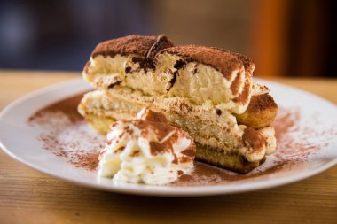 Tiramisu katmanlar halinde bir araya getirilmiş soğuk bir kektir. Kahve, çikolata tozu ve mascarpone bu İtalyan tatlısının ana malzemeleridir..