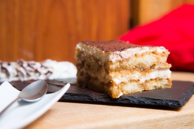 Tiramisu katmanlar halinde bir araya getirilmiş soğuk bir kektir. Kahve, çikolata tozu ve mascarpone bu İtalyan tatlısının ana malzemeleridir..