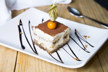 Tiramisu katmanlar halinde bir araya getirilmiş soğuk bir kektir. Kahve, çikolata tozu ve mascarpone bu İtalyan tatlısının ana malzemeleridir..