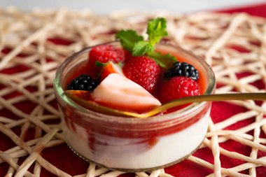Panna cotta, İtalyan Piedmont bölgesinin tipik bir tatlısıdır, süt, krema, şeker ve jölelerden yapılır ve genellikle kırmızı meyve reçelleri ile süslenir..