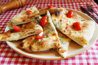 Focaccia, otlar ve diğer gıda ürünleriyle kaplı bir tür düz ekmektir. Popüler pizzayla yakından ilişkili geleneksel bir İtalyan yemeğidir..          