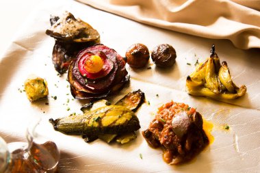 Antipasto, İtalyan gastronomisinin tipik bir başlangıç türüdür. Antipasto, caponata gibi soğuk yenen diğer yemekleri yemeden önce servis edilen bir aperatiften oluşur, fakat kakio imperio, frico gibi diğerleri sıcak yenir..