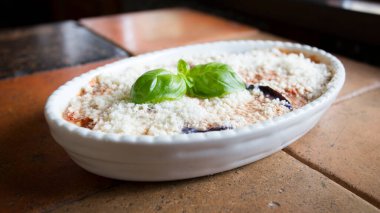 Patlıcan parmesanlı patlıcan, ya da patlıcan parmigiana, Napoli ve güney İtalya 'dan gelen tipik bir yemektir.