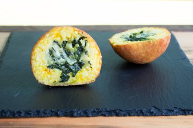 Arancini, Sicilya mutfağının bir özelliğidir. Bunlar kızartılmış pirinç topları veya koni çapı 812 cm, genellikle bez, bezelye ve peynir veya doğranmış jambon ve mozzarella ile doldurulur..