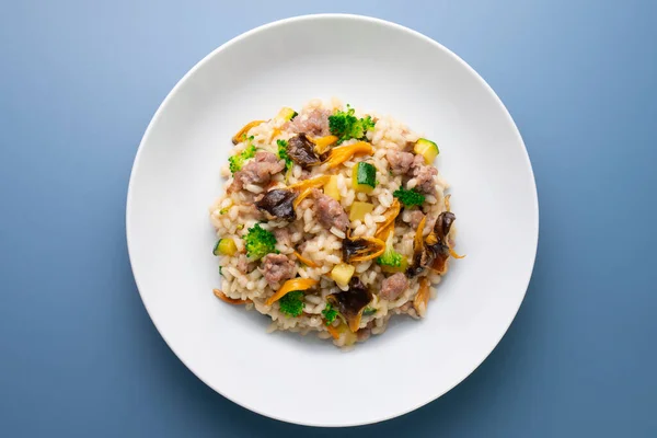 意式肉汤是意大利的一种传统食品 它是通过在米饭中加入肉汤 以及其他不同的配料而制成的 — 图库照片