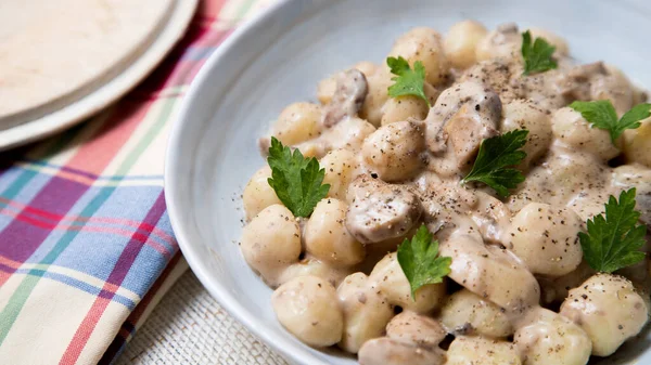 キノコとクリームソースとニョッキ ニョッキ Gnocchi イタリアのパスタの一種 ジャガイモ 小麦粉 リコッタチーズで作られています — ストック写真