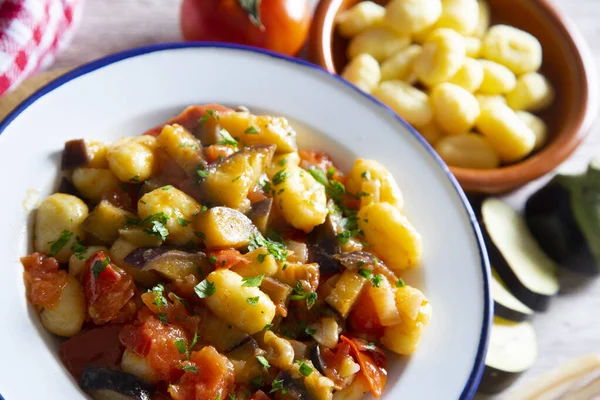 配以蔬菜如茄子 西红柿等的Gnocchis是意大利面食的一种 它们是用土豆 面粉和乳酪制成的 — 图库照片