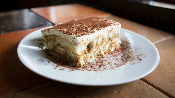 Tiramisu Cold Cake Assembled Layers Coffee Chocolate Powder Mascarpone Main — Stock Photo, Image