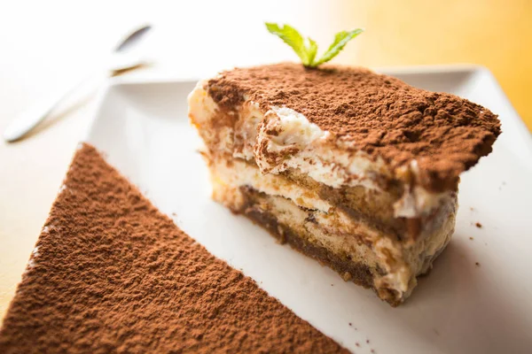 Tiramisu 겹으로 차가운 케이크이다 초콜릿 탈리아의 디저트 성분이다 — 스톡 사진