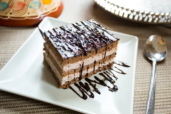 Tiramisu 겹으로 차가운 케이크이다 초콜릿 탈리아의 디저트 성분이다 — 스톡 사진