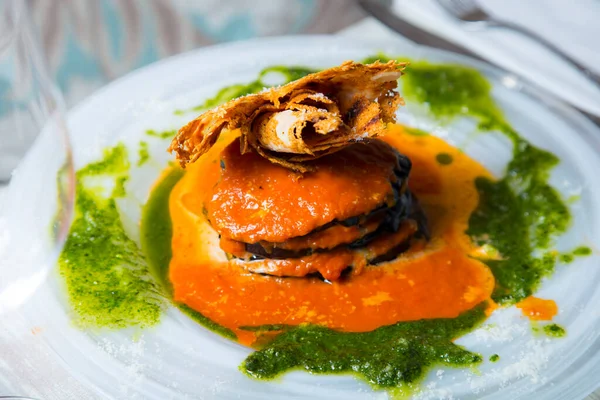 茄子Parmigiana 也被称为Aubergine Parmigiana Aubergine Parmigiana或简称Parmigiana 是意大利那不勒斯和南部的一种典型菜肴 — 图库照片