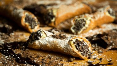 Cannolo, İtalya 'nın Sicilya bölgesinden gelen tipik bir tatlı türüdür. İçinde ricotta peyniriyle karıştırılmış malzemeler bulunan bir tüp şeklinde rulo hamurdan oluşuyor..