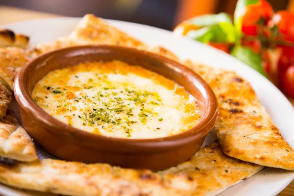 Yedek provolone peyniri. Provolone, ülkenin kuzeyinde bulunan ve halen çeşitli şekillerde 10 ila 15 santimetrelik parçalar halinde üretilen bir İtalyan peyniri..