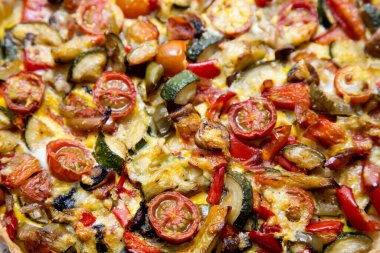 Vejetaryen kiş. Kiş, Fransız kiş lorraininden türetilmiş lezzetli bir turta türüdür. Çırpılmış yumurta ve doğranmış sebze ve / veya et ürünleriyle karıştırılmış taze süt kreması ile yapılır..