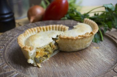 İngiliz ıspanaklı turtası İngiltere 'deki çoğu barda bulunan klasik bir yemektir. Tıpkı annemin yaptığı gibi. Yumuşak et parçaları sebze ve İngiliz birasıyla pişirilir, sonra da en iyi yumuşak tereyağlı turta kabuğuna sarılır.. 