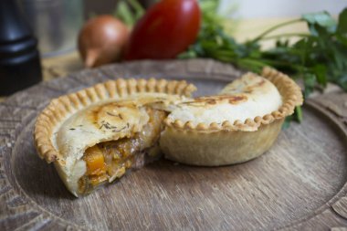 İngiliz ıspanaklı turtası İngiltere 'deki çoğu barda bulunan klasik bir yemektir. Tıpkı annemin yaptığı gibi. Yumuşak et parçaları sebze ve İngiliz birasıyla pişirilir, sonra da en iyi yumuşak tereyağlı turta kabuğuna sarılır.. 