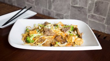 Asya 'da erişteli biftek..