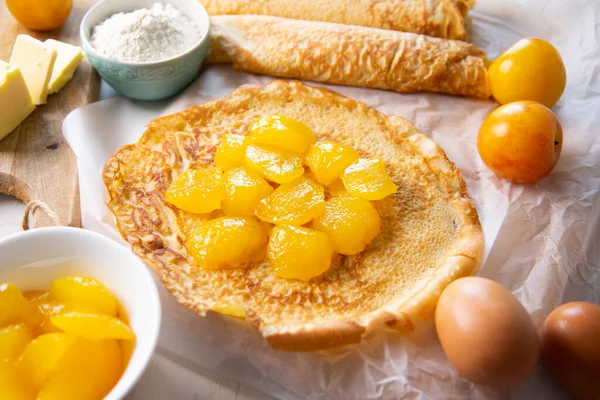 松饼配新鲜杏仁在西班牙 西班牙的欧洲配方中 它被称为Crepe Crepe Crep或Creps 主要由面粉制成 用圆盘状的面团制成 — 图库照片