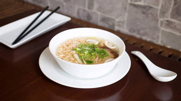 アジアの野菜や麺でボウル 健康食品 — ストック写真