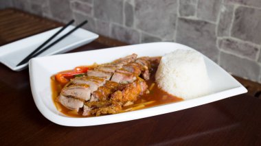                 Asya karışık tabağı, kızarmış ördek ve pilav..               