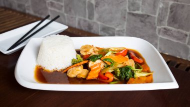 Tavuk ve pirinçli Asya tabağı..